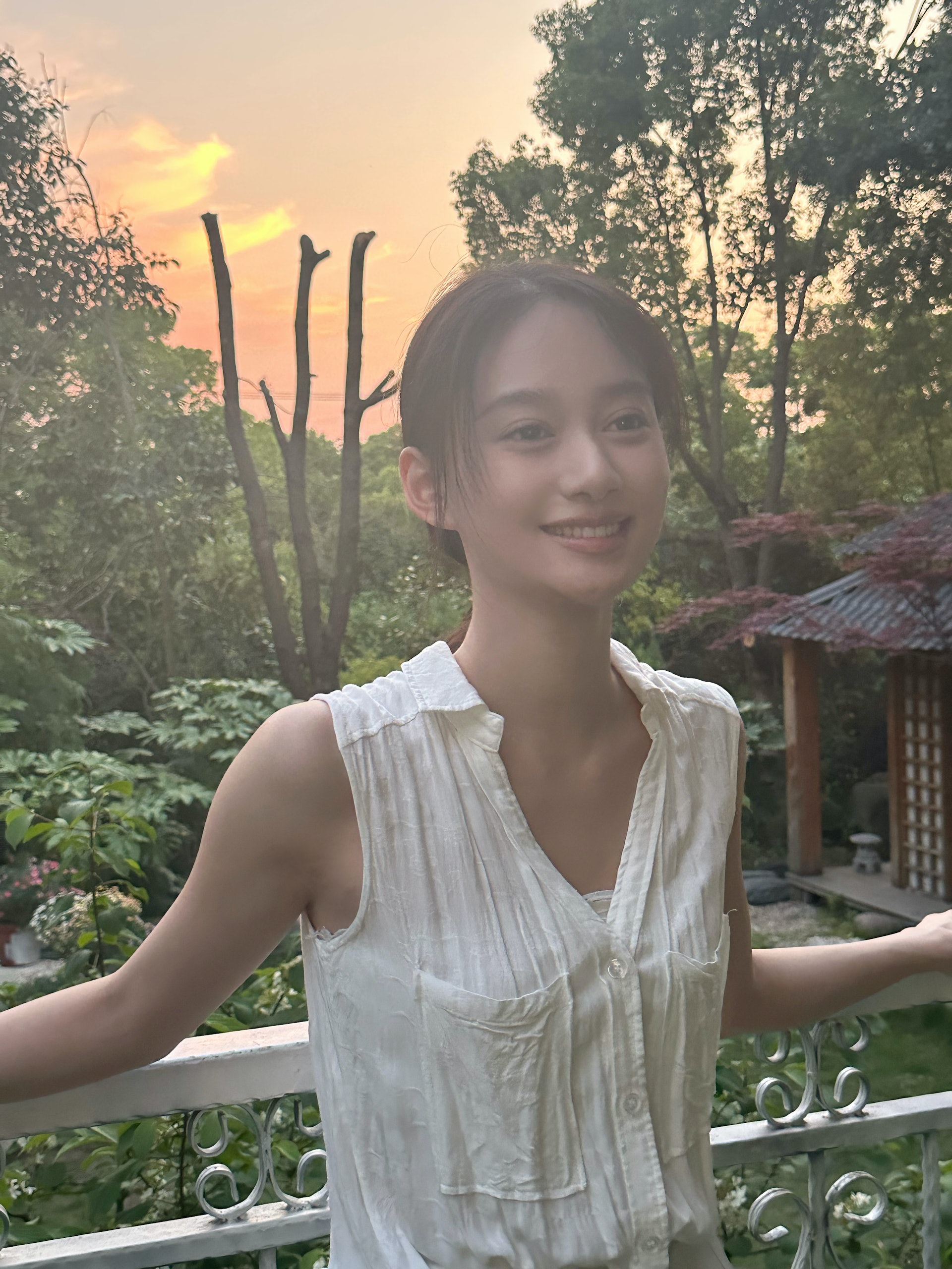 美如梁洛施的夏梦:她是北影校园中的一道亮丽风景线!