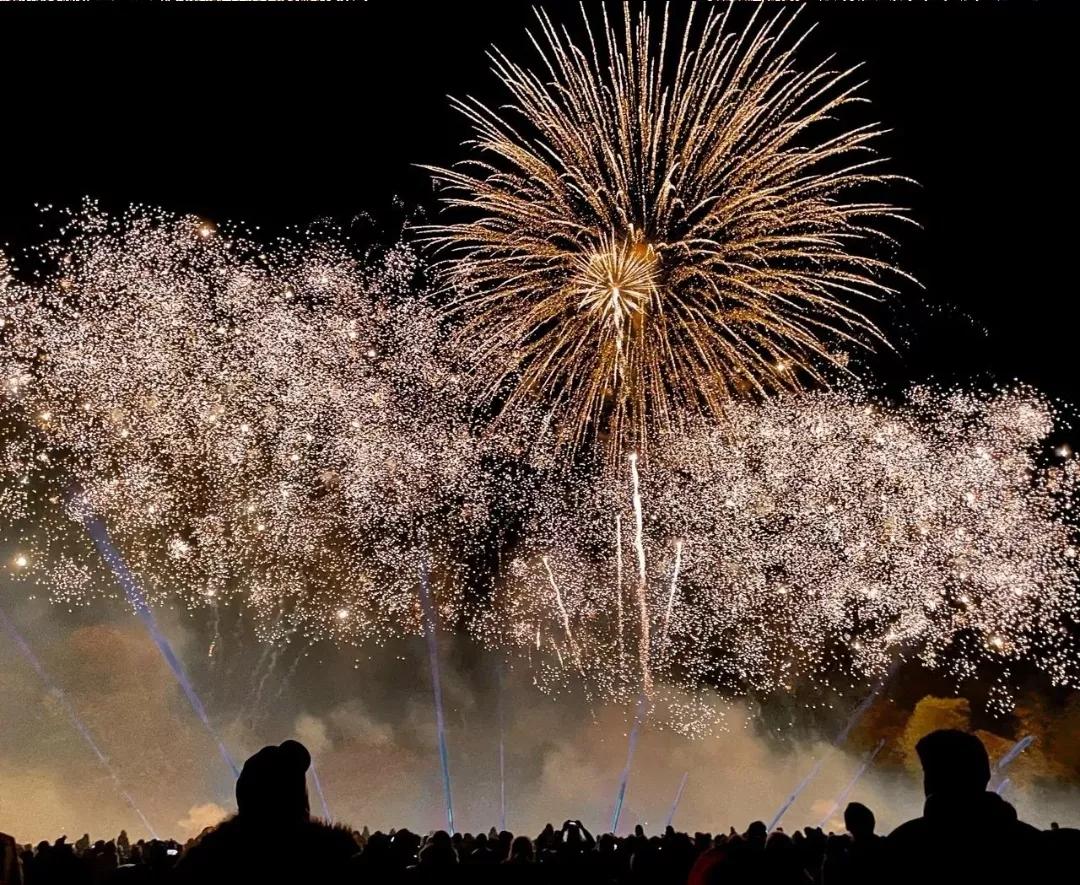 在人间贩卖声音,凑够满天星辰,放烟花