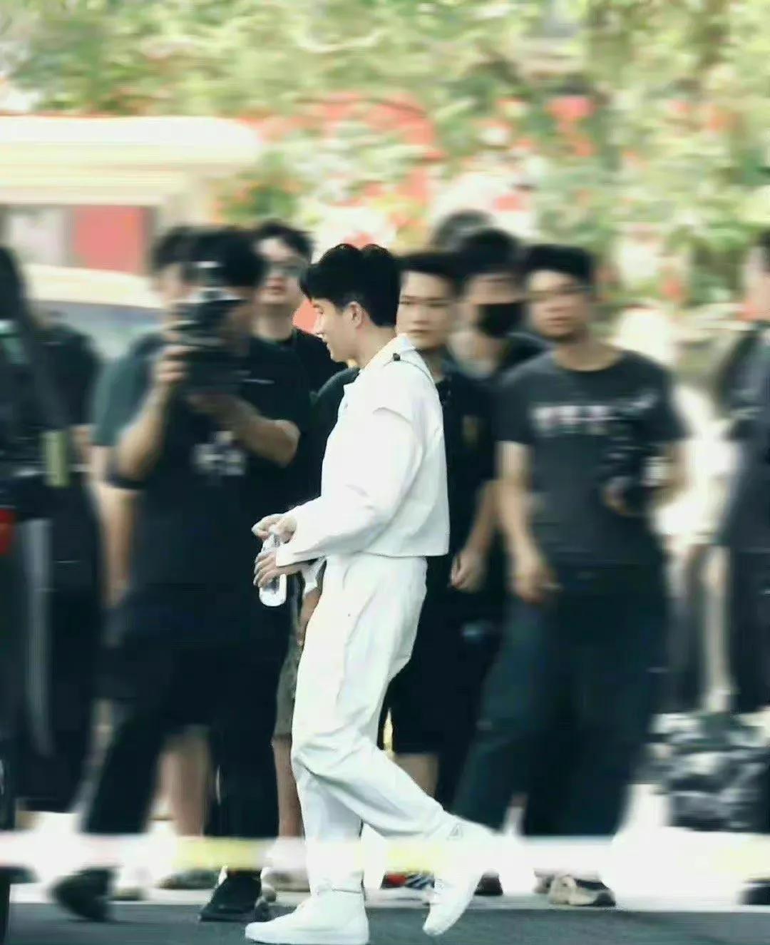 刘恺威录制《披荆斩棘2》上班饭拍，一身白色穿搭干净利落