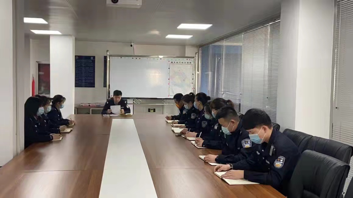 神木公安西沙派出所组织全体民辅警学习《公安机关人民警察内务条令》