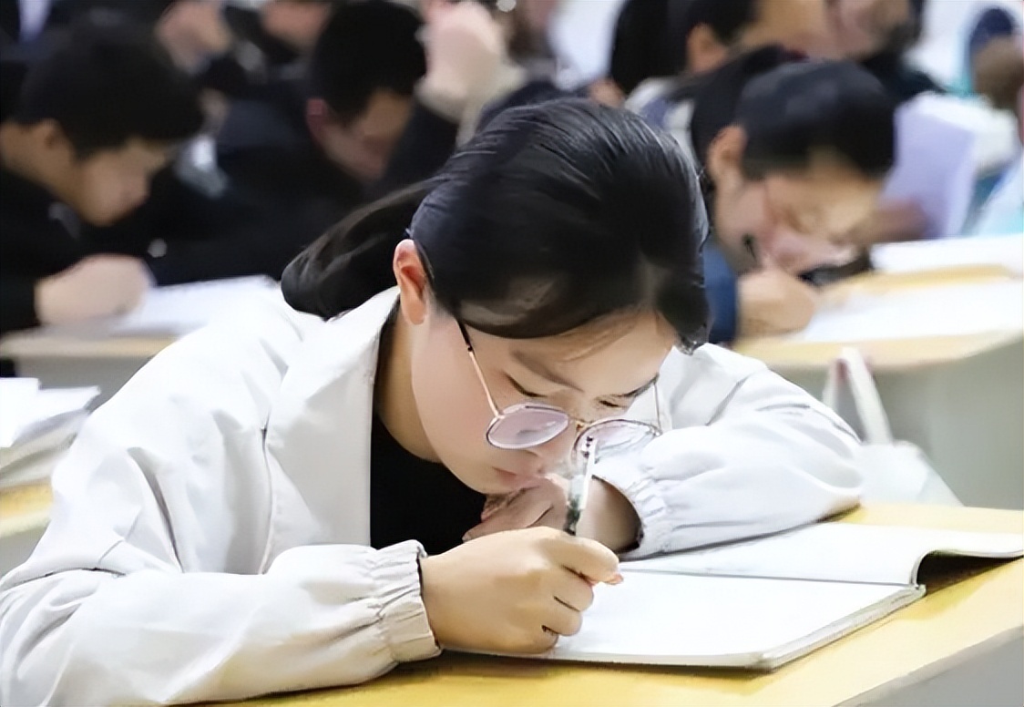 高考满分作文《酒》，全篇没有一个“酒”字，却能令人沉醉其中