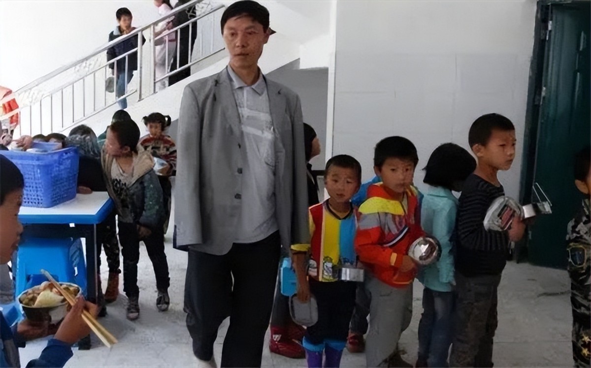 乡村无臂老师江声发：代课18年无法转正，肢体残疾不应该是障碍