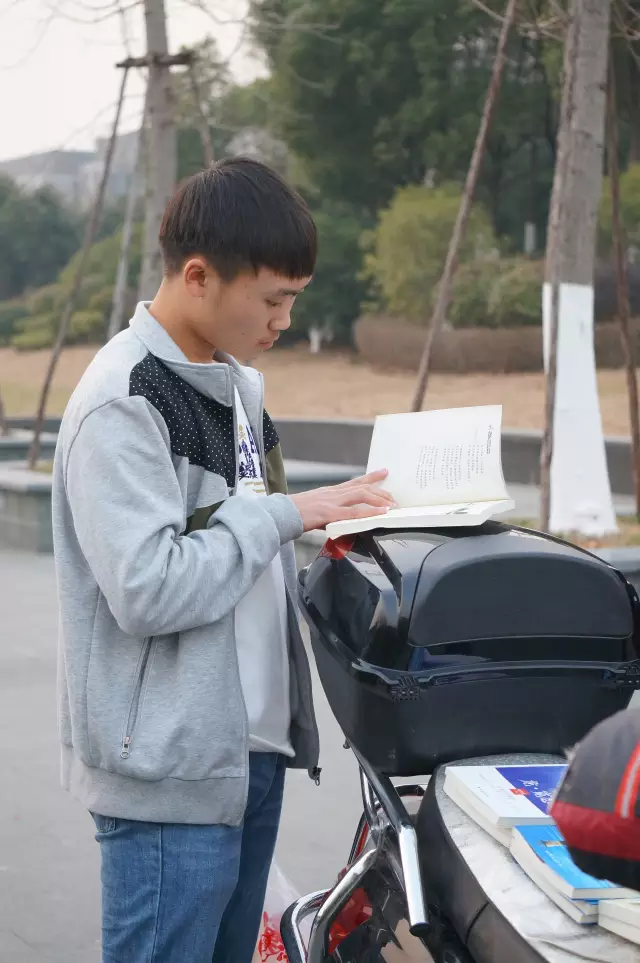 南大门口的卖“梦”人