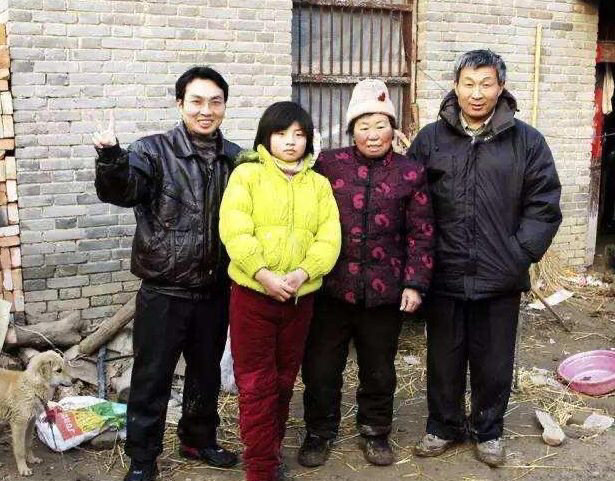 父亲疯癫母亲离家出走，13岁男孩成顶梁柱，他凭什么逆袭？