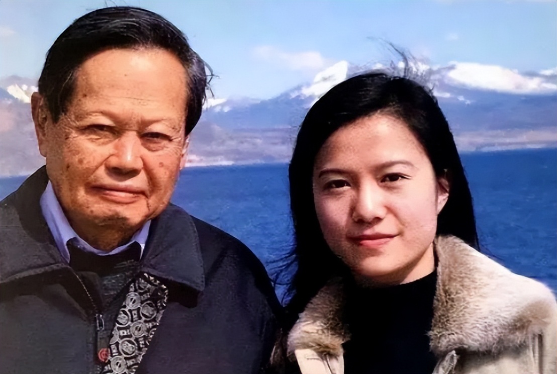 杨振宁在亡妻去世一年后,决定与翁帆结婚,2004年他们在广东省汕头市