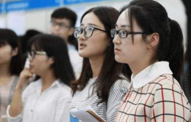 大学生迎来坏消息，多所高校学费上调，家长：上不起学了