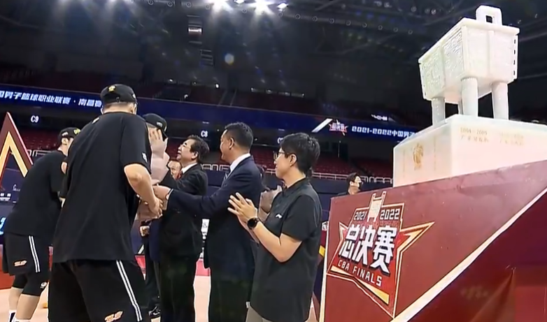 每年NBA总冠军颁奖仪式(姚明缺席！总冠军颁奖仪式，赵继伟领FMVP奖杯，全队高举冠军鼎)