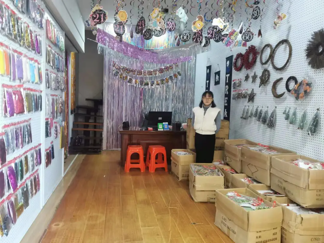 不过圣诞节的义乌商人，却承包了全世界半数圣诞用品