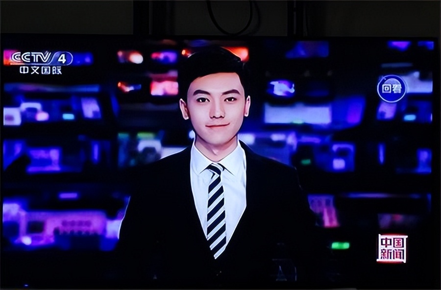 央视90后男主播李泽鹏爆红：明明可以靠脸吃饭，却要靠才华