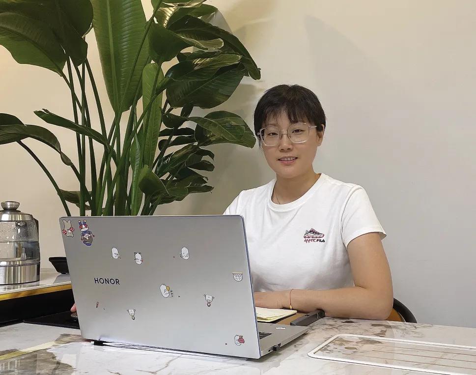 董 娜：有一种虹聚的野心是天下商品都来东北开直播