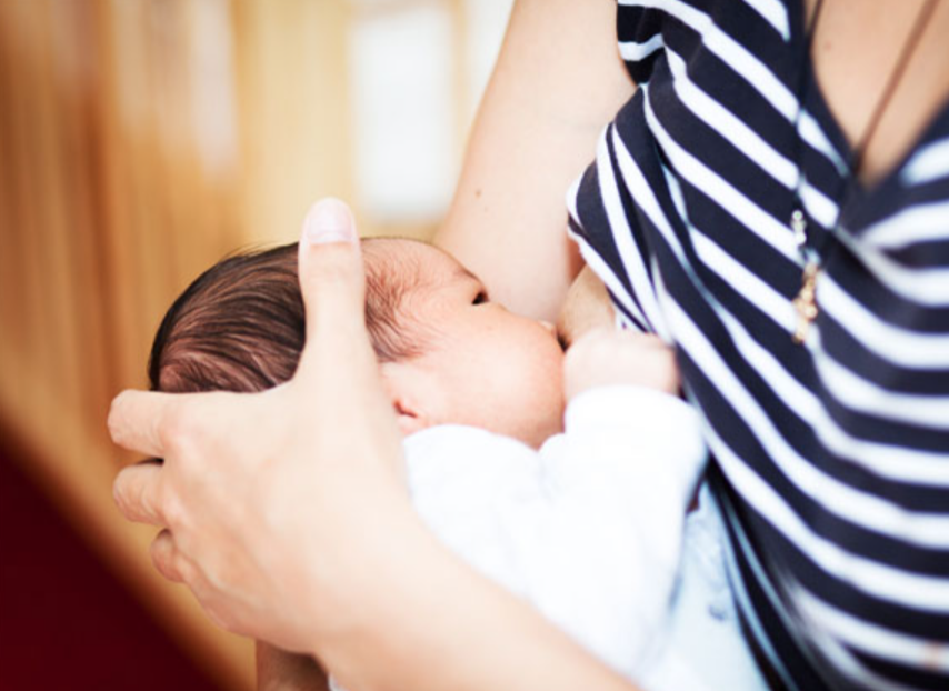 孩子出生后第1口喝奶还是喝水？不少奶奶搞错了！影响娃的免疫力