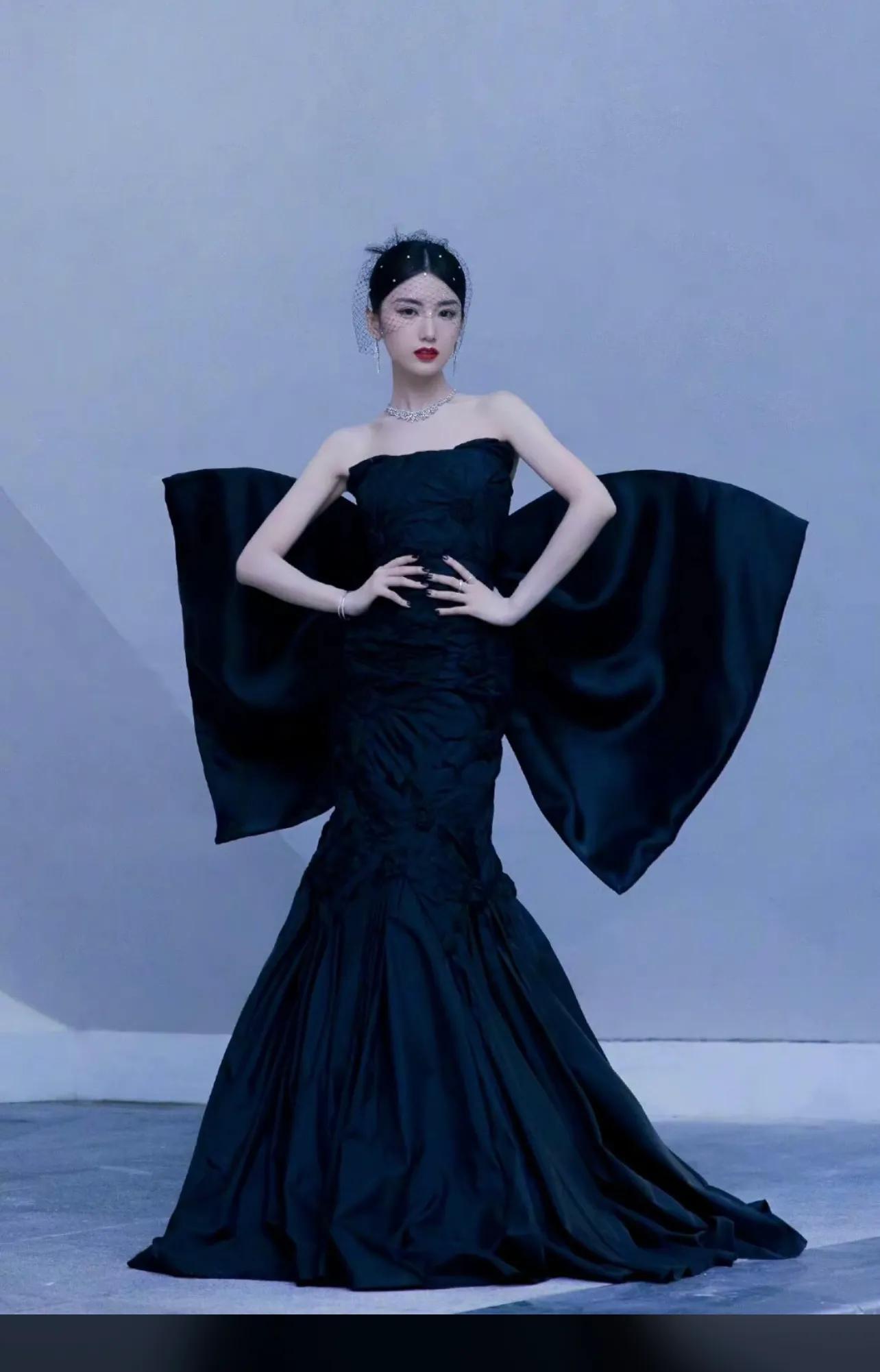 毛晓彤礼服裙写真,气质优雅