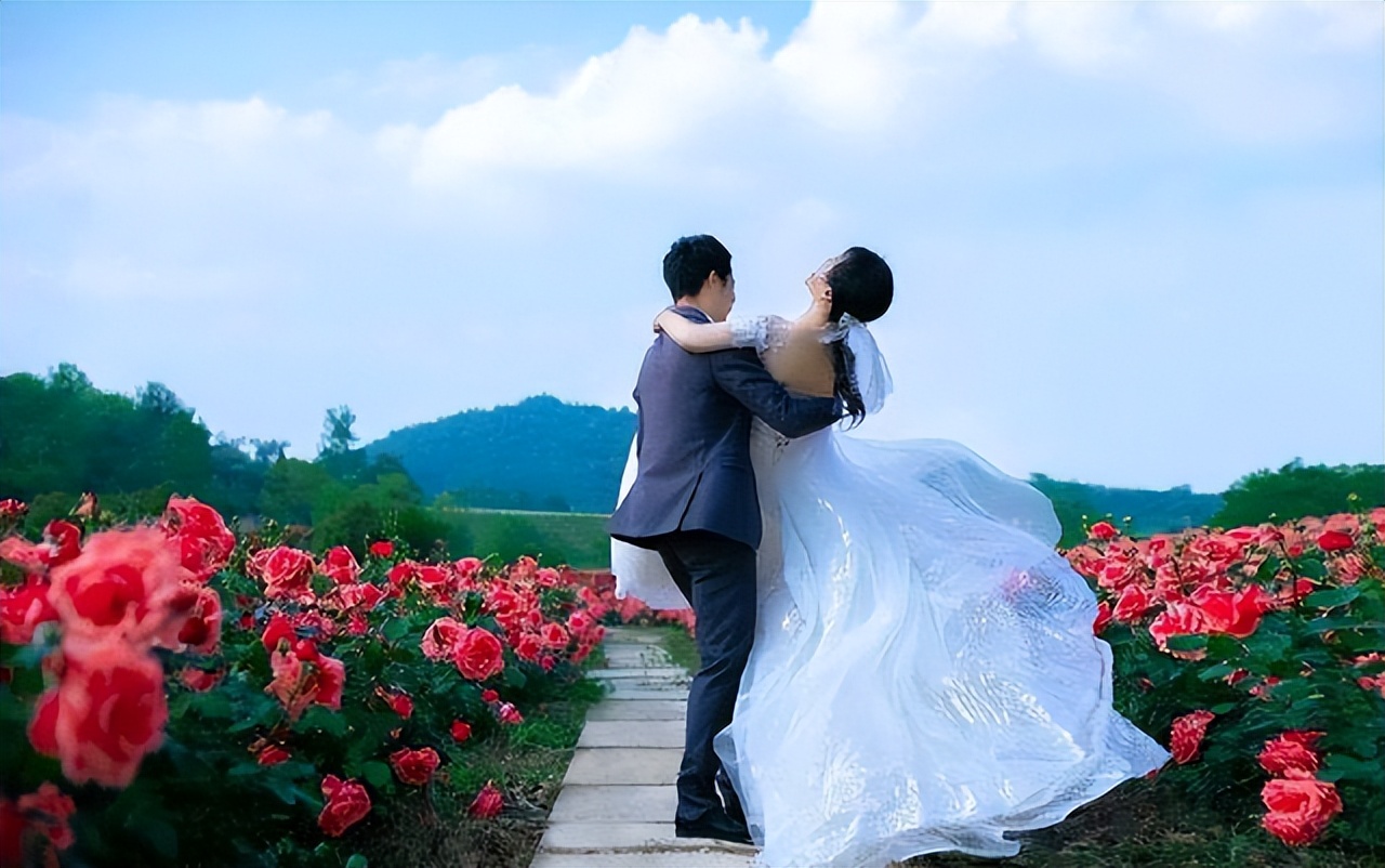 姐弟恋到底有多甜！46岁女诗人余秀华与90后男友结婚，各有所“图”的婚姻才幸福