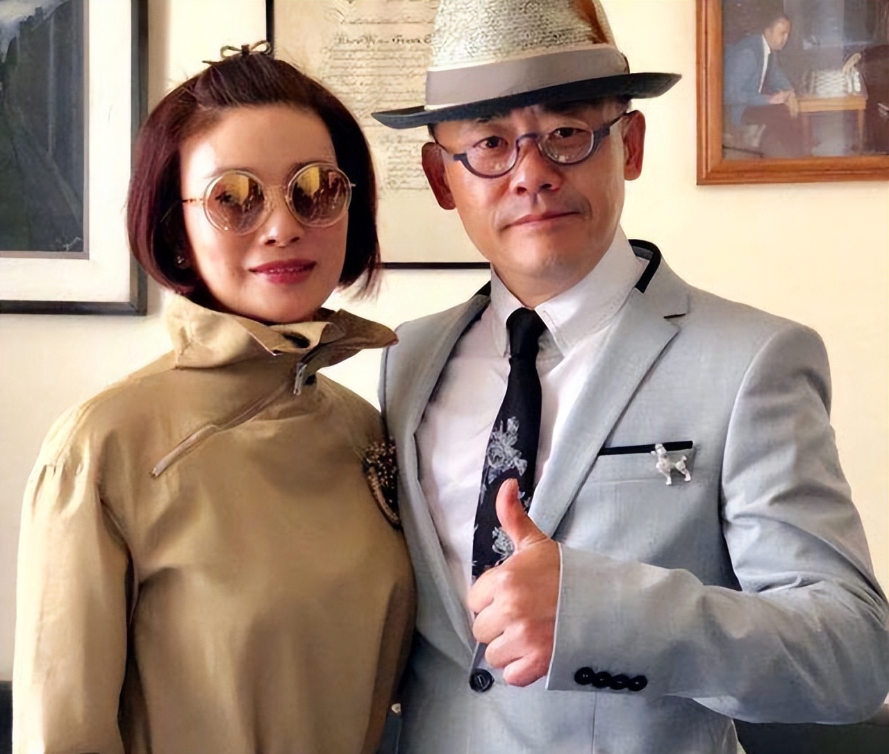 温州富豪胡洁：前夫贪污获刑16年，二婚带娃嫁周立波，送上保时捷