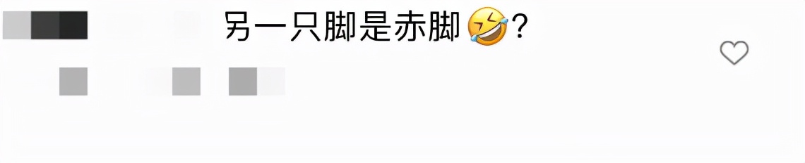 42岁周杰伦罕晒穿西装旧照！脸上胡子全刮干净，皮肤白净手指超长