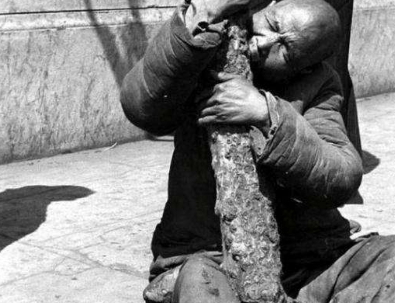 1942年河南大饥荒有多可怕?啃树皮吃野草饿死三百万人,真实影像
