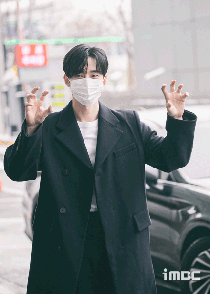 衣袖红镶边 一年包揽所有大奖 2022最大赢家