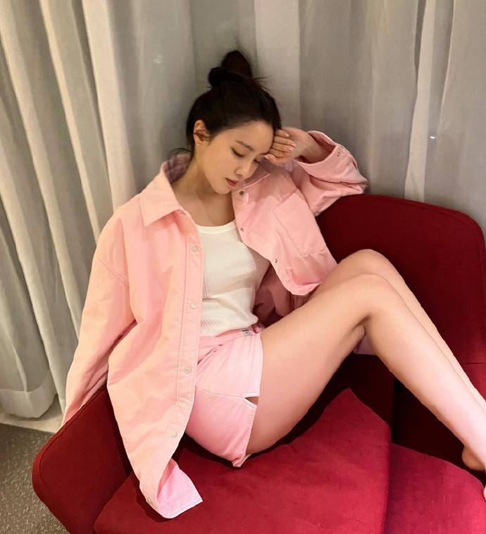 “下衣失踪的时尚”，T-ara孝敏秀纤细美腿，炫耀自信性感的魅力