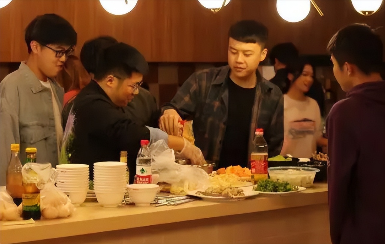 毕业多年后参加同学会，才知道在大城市工作和老家的差别，很现实