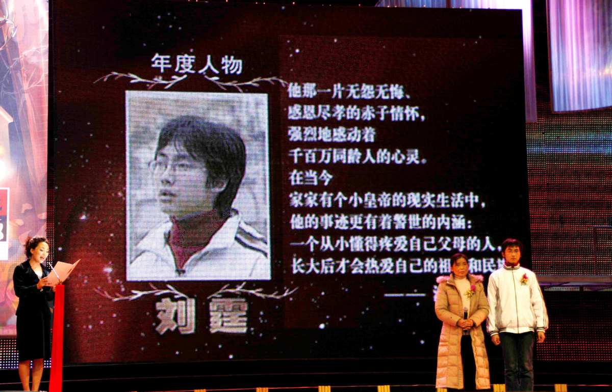 13岁“背母上学”的刘霆，10年后变性成女人，选美大赛上成功获奖