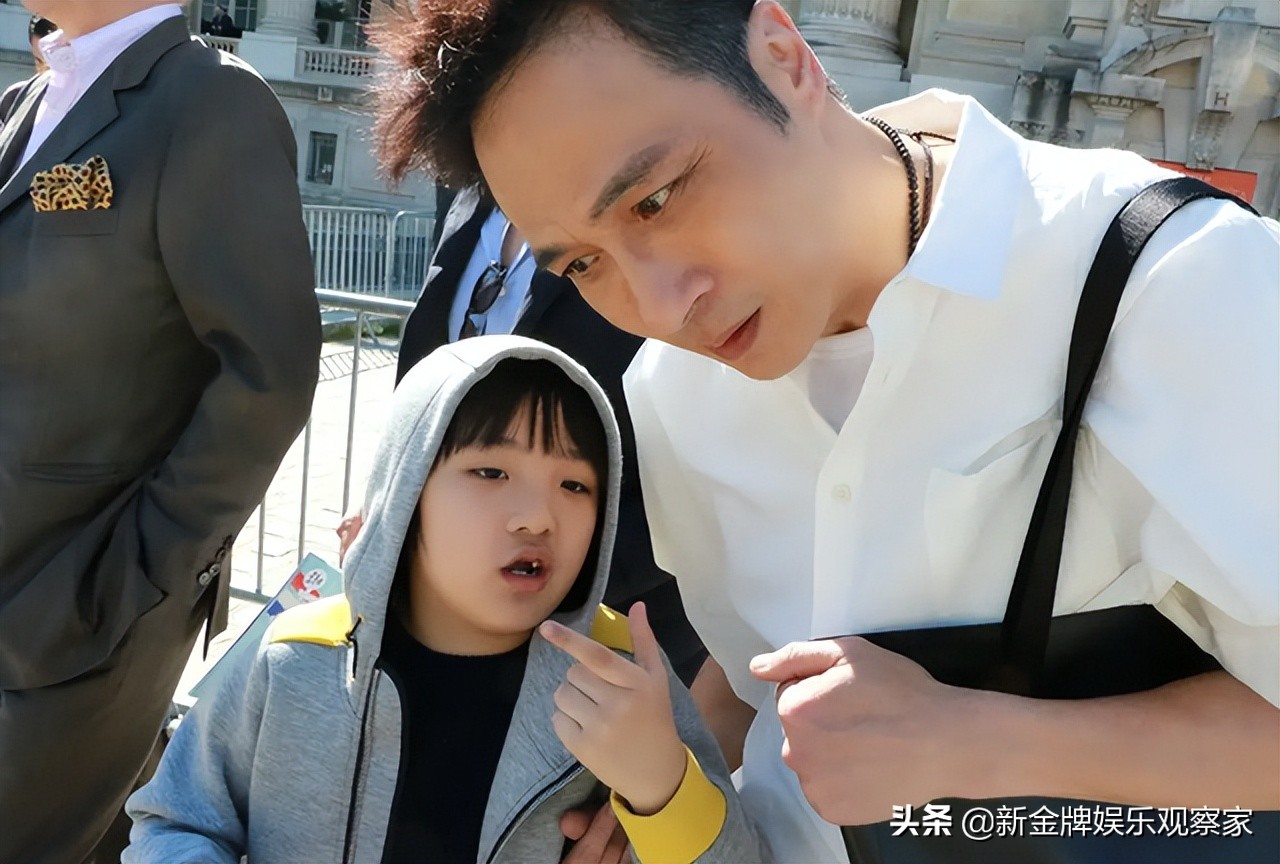 14岁费曼晒吴镇宇夫妇牵手照，妈妈露背影不露脸，调侃爸爸是老人