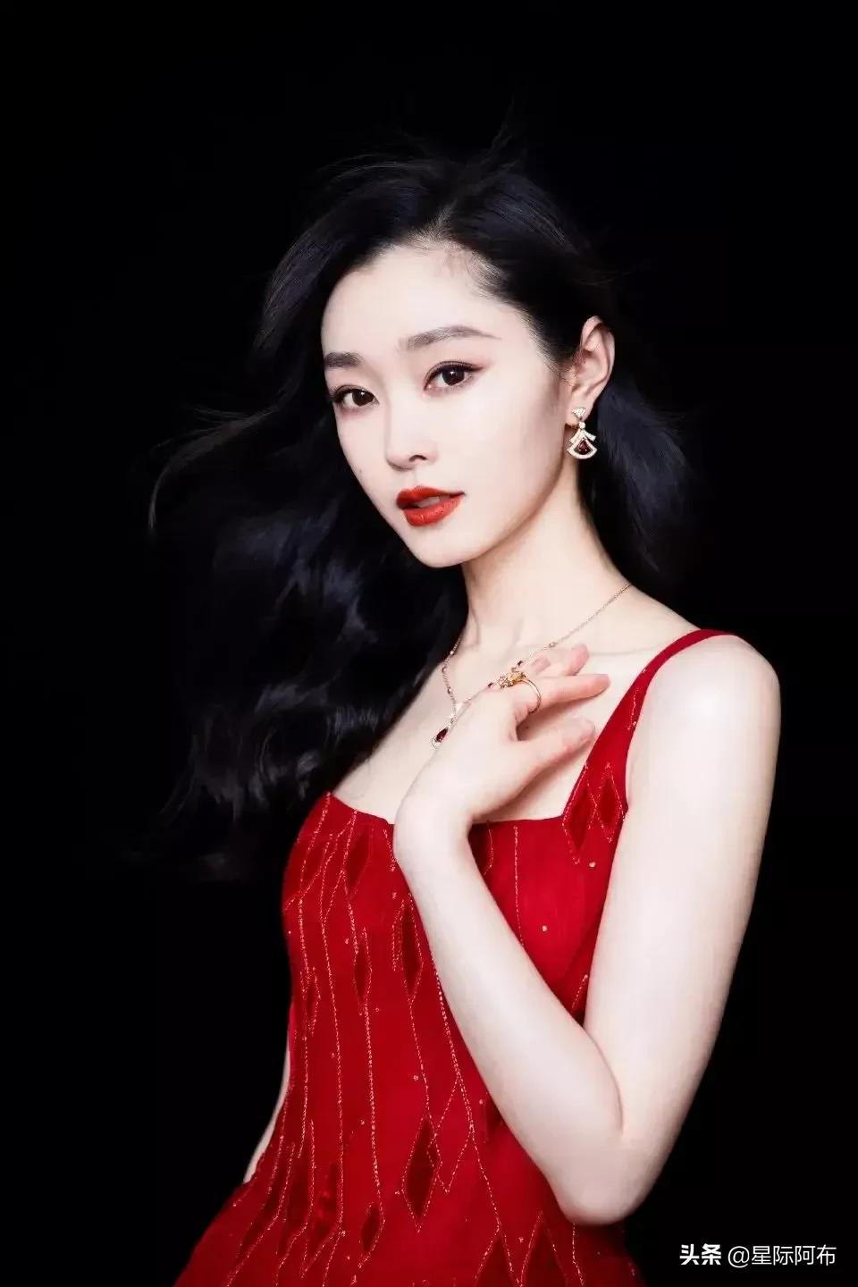 宋轶最迷人的当数她的眼睛。一双水汪汪的大眼睛，脉脉含情