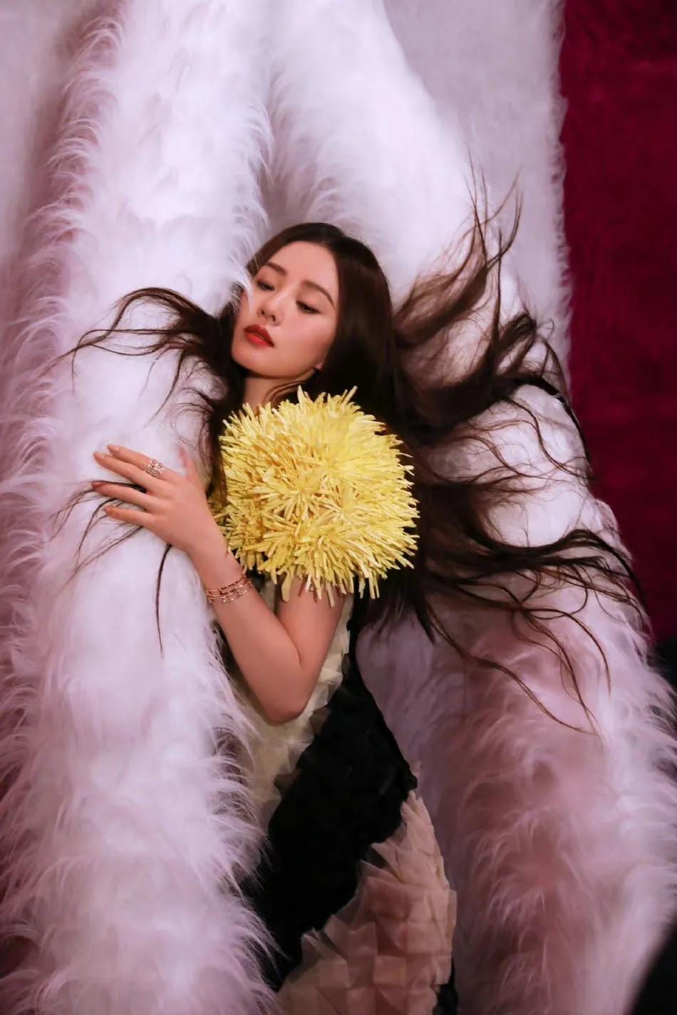 刘诗诗 长发温柔，侧颜也十分精致抗打氛围感十足