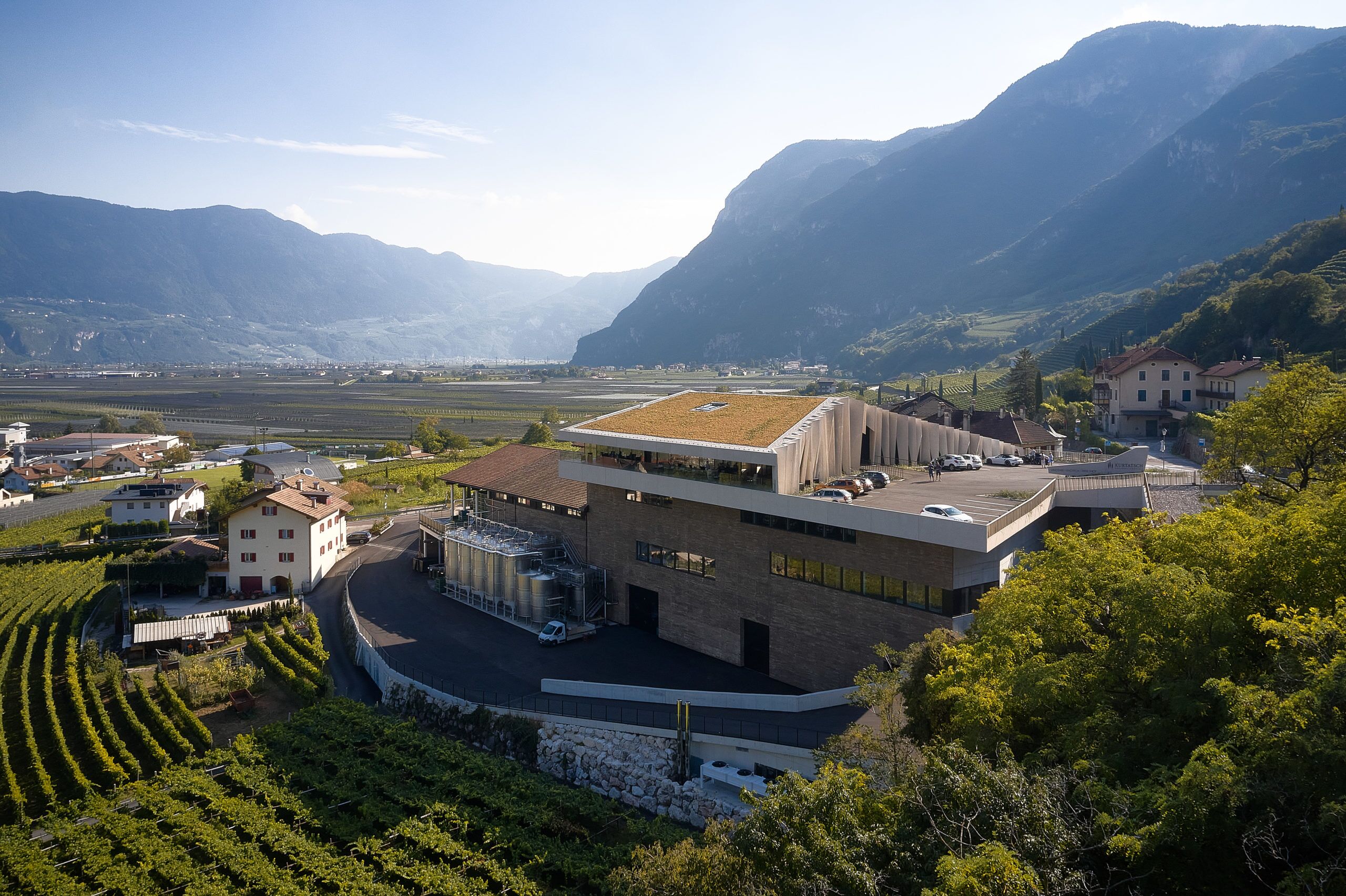 帮助酒香走出酒巷的酒庄建筑