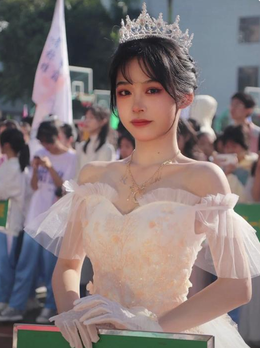 运动会都内卷？高三女生因“举牌”走红，却意外引起网友争议