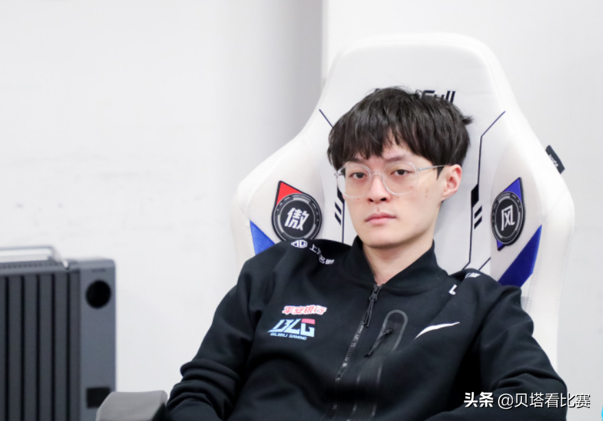 BLG不敌AL后，官博沦陷！FoFo赛后心态爆炸，低垂着头，双手捂眼