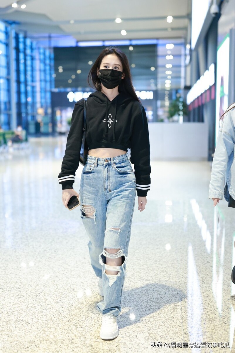 颖儿身着黑色连衣帽短衫搭配破洞牛仔裤青春靓丽,活泼可爱