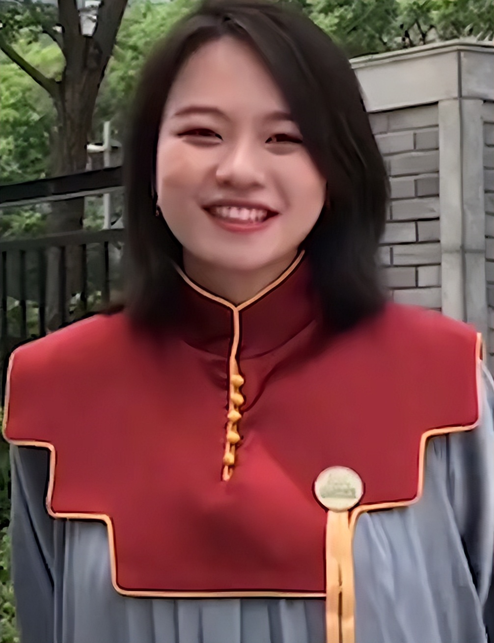 中央美院“民族风学士服”火了，中西结合有特色，典雅又不失风采