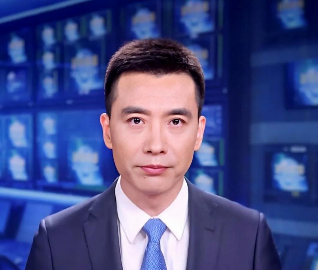 主持人郭志坚:27岁进央视,工作25年零绯闻,妻子身份至今成谜