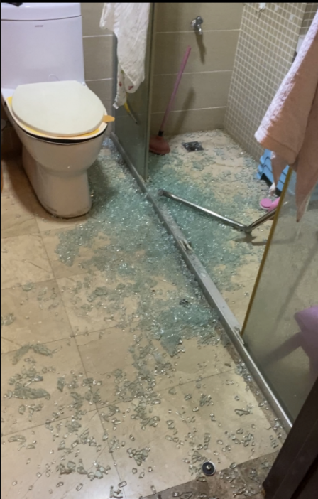 张兆艺家中发生事故!厕所玻璃炸裂孩子受伤,头破血流沾满上衣