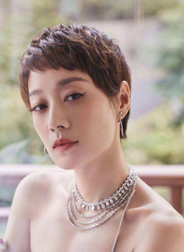 明星换发型像换头?林心如剪狗啃刘海变年轻,赵丽颖烫头撞脸景甜