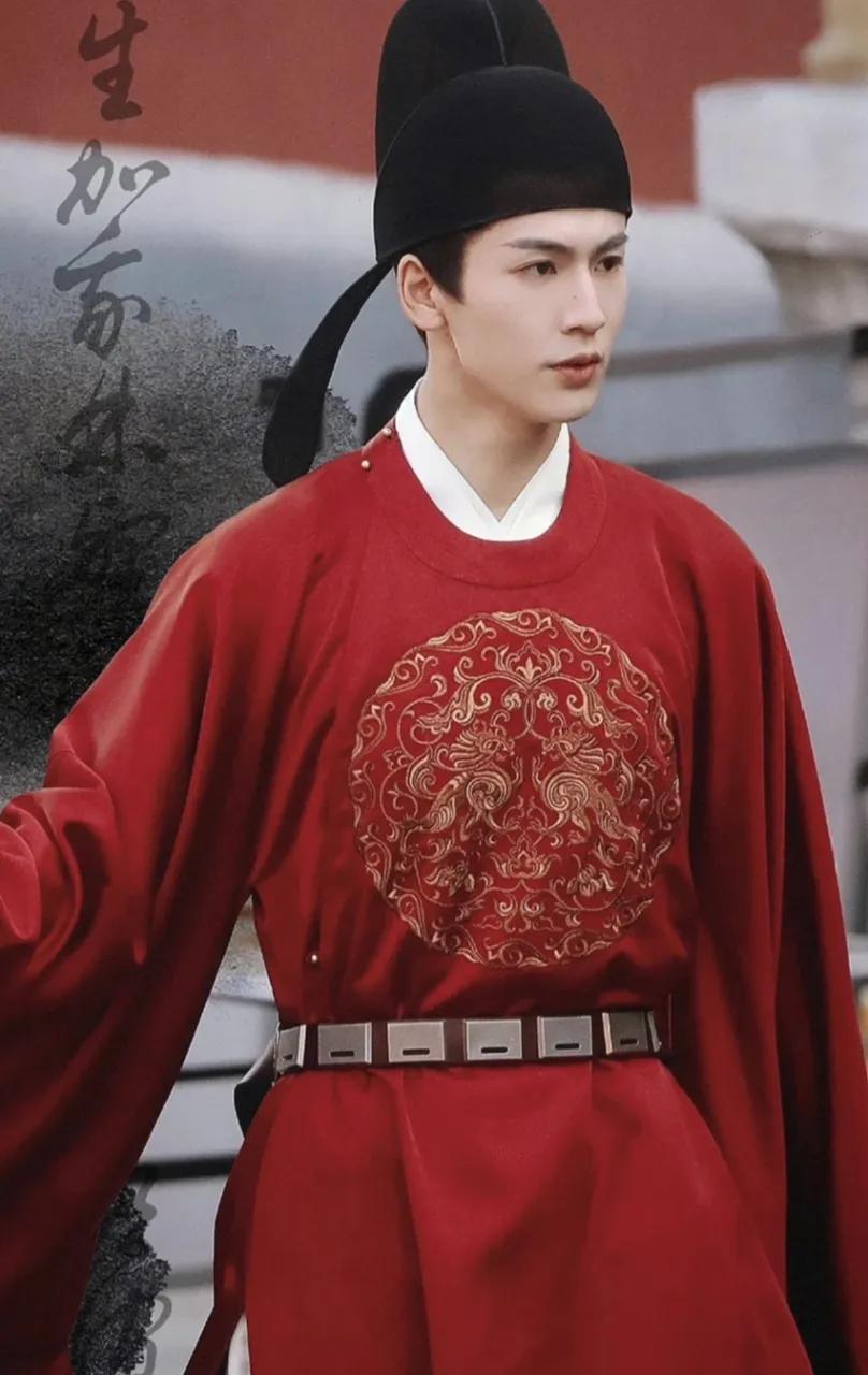 原以为陈晓成毅的红衣已经够惊艳了,看到他才知道什么叫惊为天人