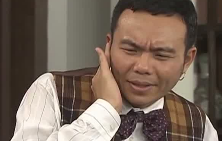 行为嚣张却处处被别人当成傻子,本来家里给他留下一大批的田地与财产