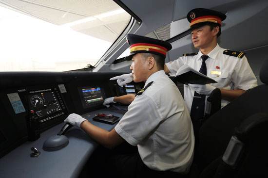 高铁司机月薪有多高？为何每天只要工作4小时？看完你心动了吗？