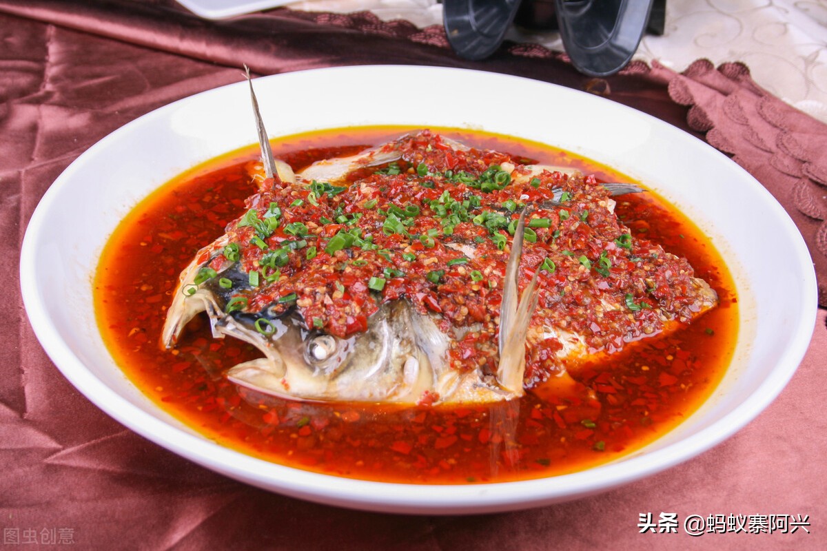 湖南最出名的10道菜，你吃过几种？其中剁椒鱼头已经名声在外了