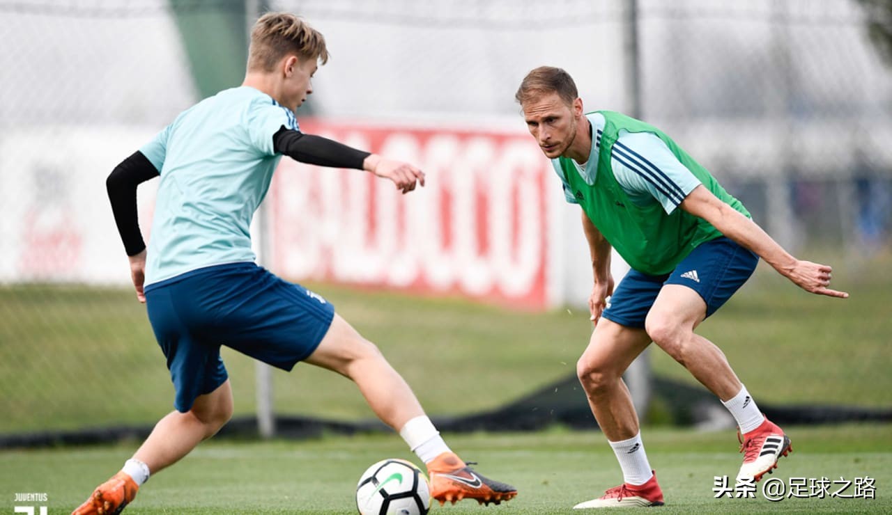 足球射门动作练习(一堂完整的1v1和射门训练课程)