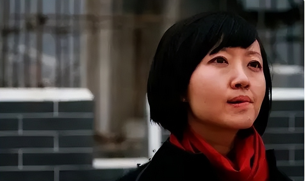 柴静：16岁上大学，23岁进央视，被迫辞职的她做错了什么？