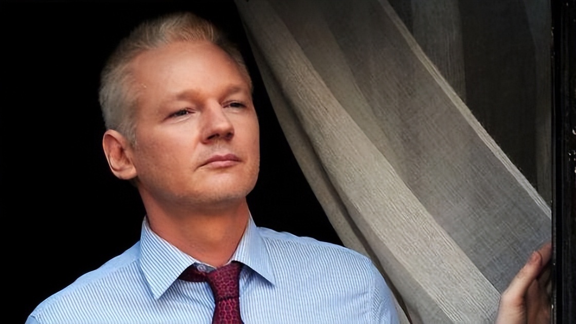 曝光美国大量黑料，掀翻希拉里，他是被美国全球通缉的顶级黑客