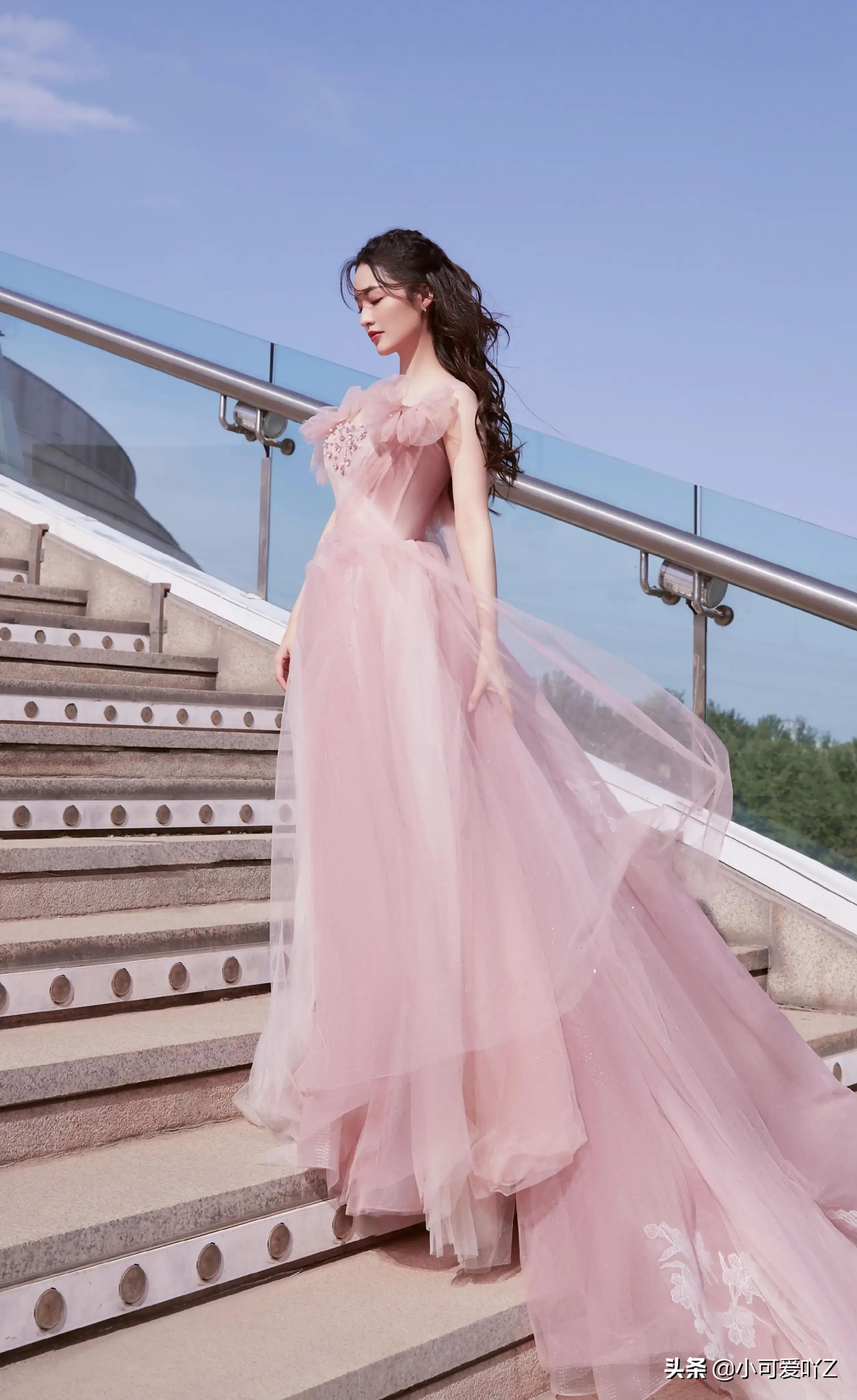 李沁，粉红色纱裙，卷发飘飘，美艳绝伦