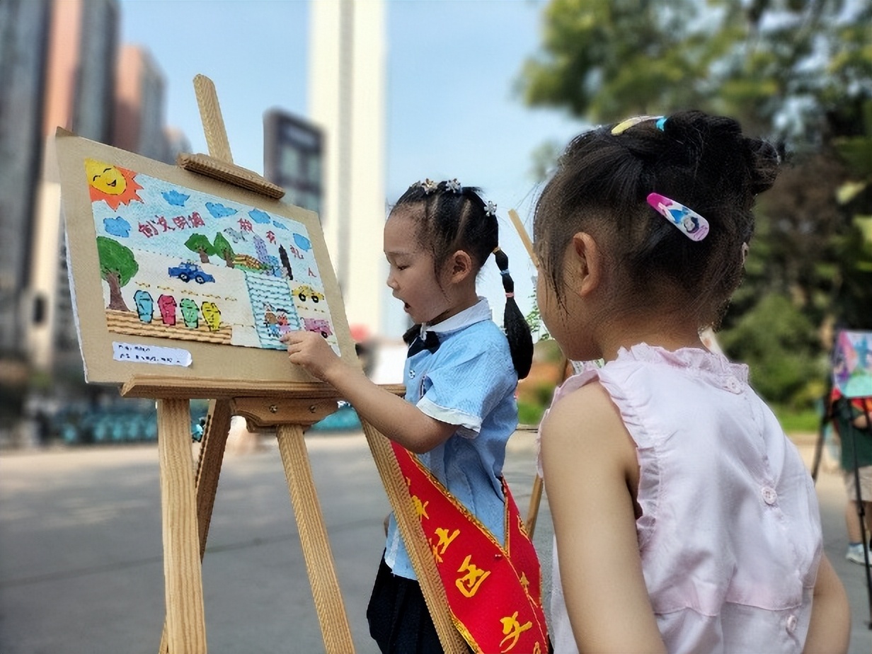 成都市郫都区犀浦街道龙梓社区文明宣传艺术展成亮点