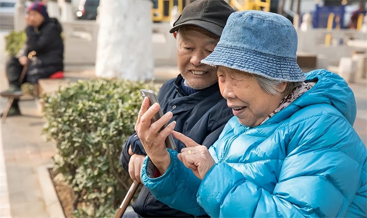 为何上了年纪就“骨头脆”？医生：少吃这些会跟骨头抢钙的食物