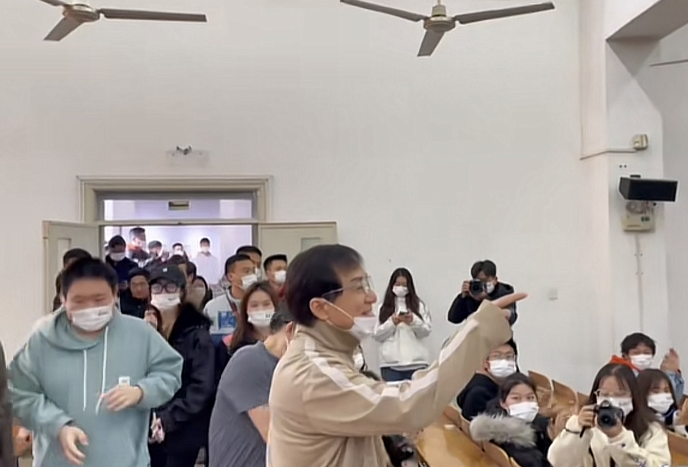 67岁成龙现身武汉高校上课，获百人迎接排场大，亲切打招呼无架子
