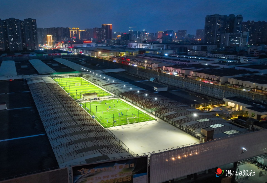 足球场踢球图片真实（吸睛！湛江市区首个空中足球场来了，你会去踢球吗？）