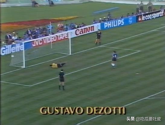 世界杯几张黄牌一个点球(1990年世界杯1/4决赛，巨星先后错失点球，戈耶切亚显神威)