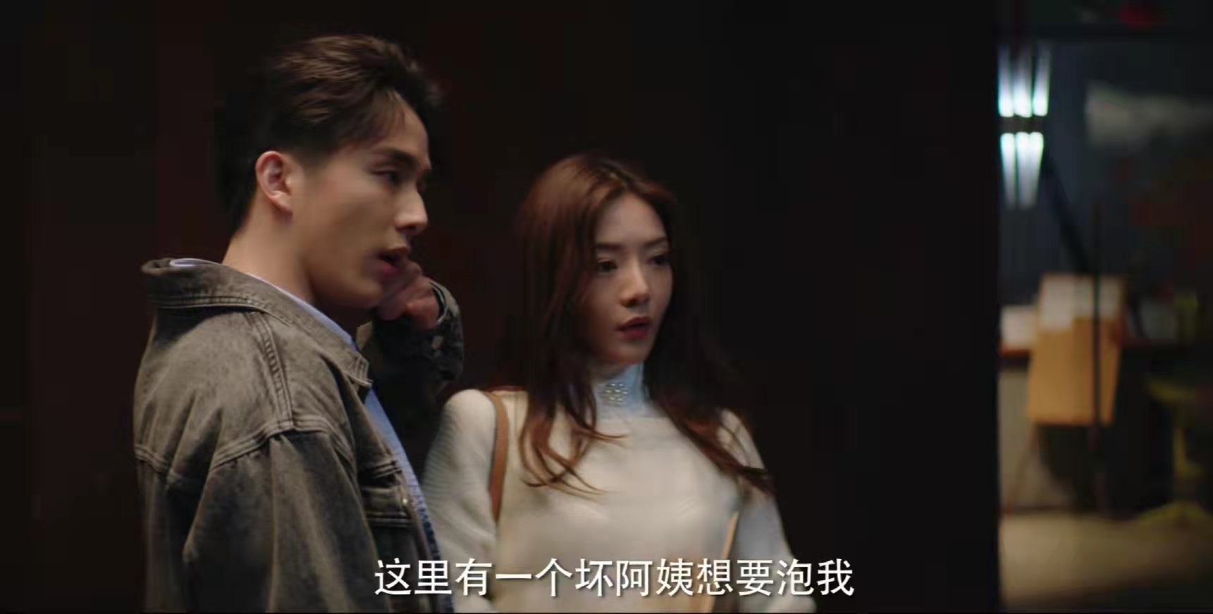 《回廊亭》首播两集，三个细节悬疑感拉满，程成不想认爹是装的？