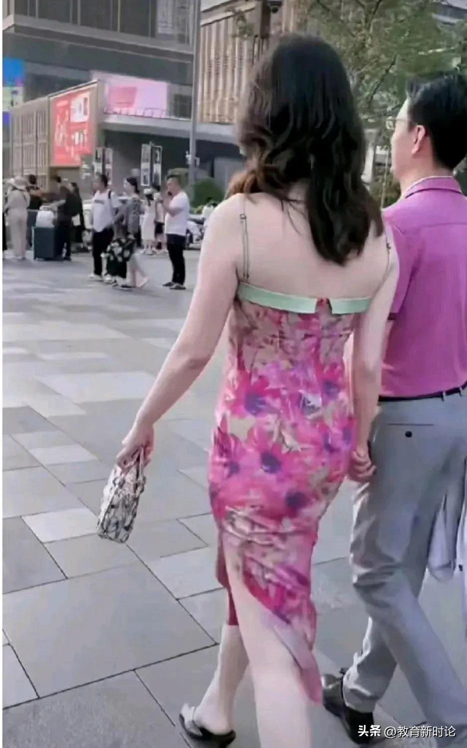 高考期间，胡总和美女成都街拍被“抓”，照片3个细节预判其下场